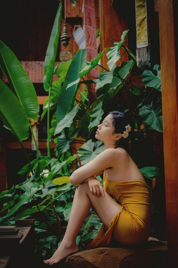   年年-蒹葭 黄色缎面吊带长裙优雅室内私房写真第19张图片