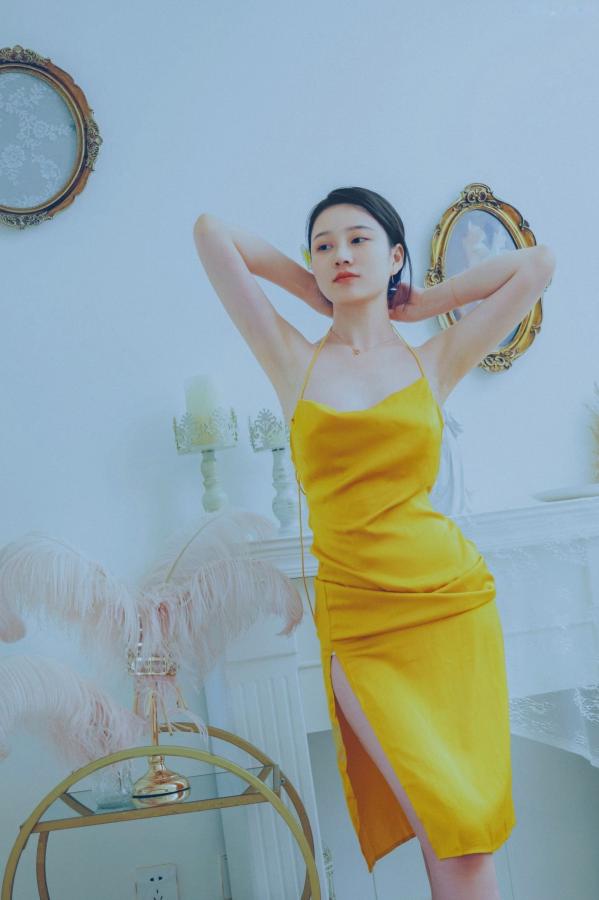   年年-蒹葭 黄色缎面吊带长裙优雅室内私房写真第22张图片
