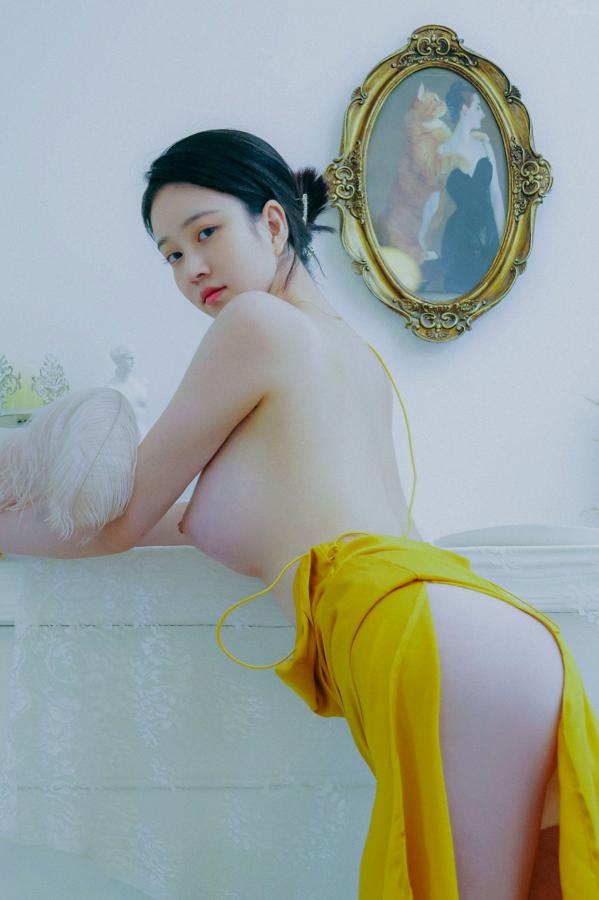   年年-蒹葭 黄色缎面吊带长裙优雅室内私房写真第26张图片