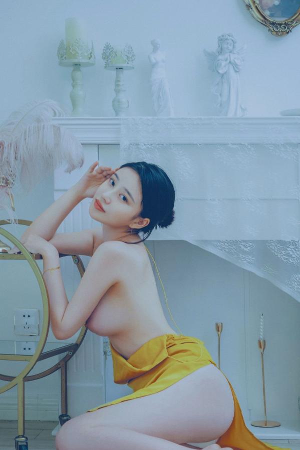   年年-蒹葭 黄色缎面吊带长裙优雅室内私房写真第28张图片