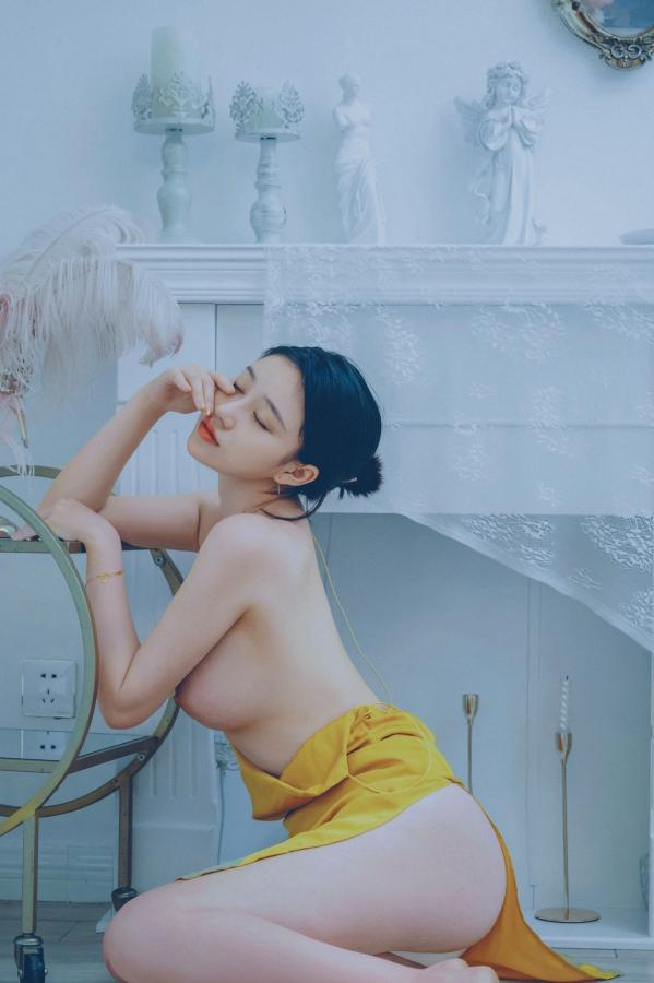   年年-蒹葭 黄色缎面吊带长裙优雅室内私房写真第29张图片