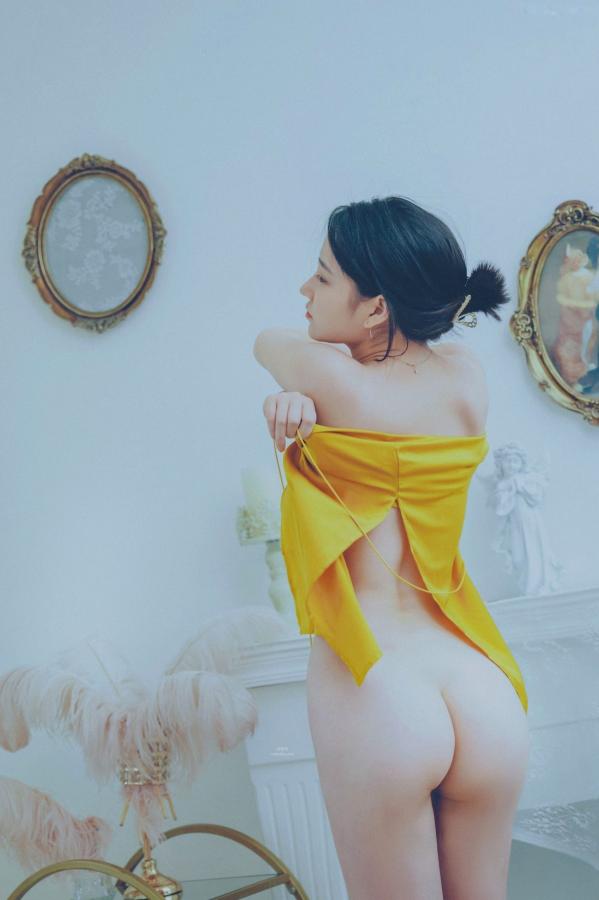   年年-蒹葭 黄色缎面吊带长裙优雅室内私房写真第36张图片