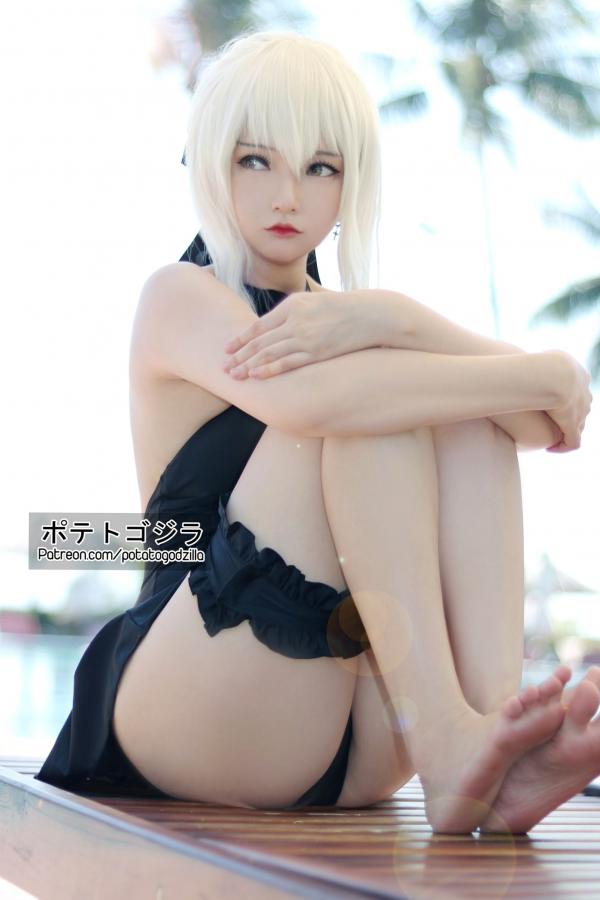 Potato Godzilla  Potato-Godzilla《Saber Alter泳装》泳池户外冷艳黑色泳衣角色扮演写真第10张图片