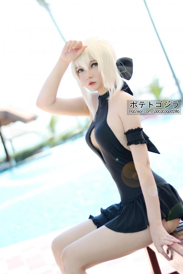 Potato Godzilla  Potato-Godzilla《Saber Alter泳装》泳池户外冷艳黑色泳衣角色扮演写真第12张图片