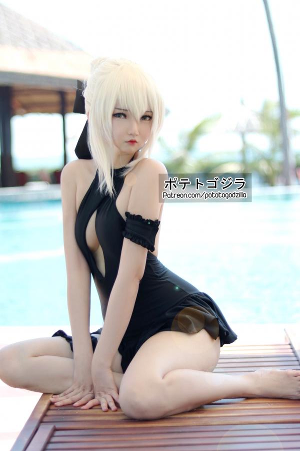 Potato Godzilla  Potato-Godzilla《Saber Alter泳装》泳池户外冷艳黑色泳衣角色扮演写真第15张图片