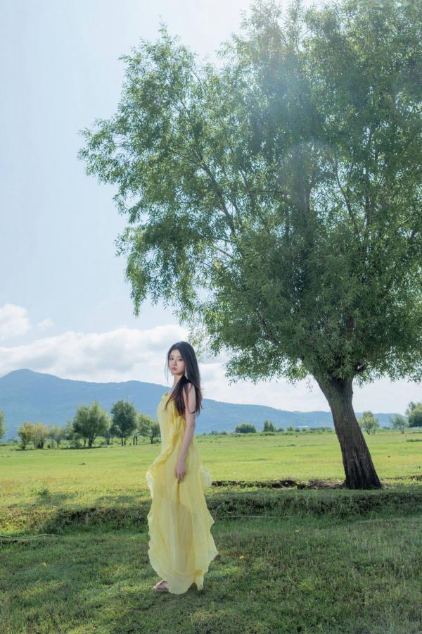 年年Nnian 年年  年年-绿茵 户外树下阳光性感写真 极品女神大尺度写真第1张图片