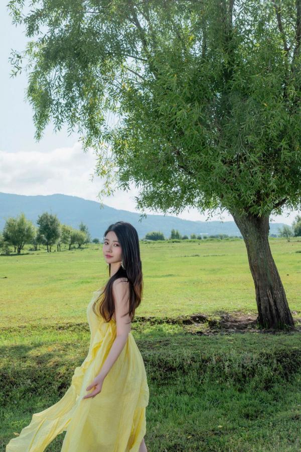 年年Nnian 年年  年年-绿茵 户外树下阳光性感写真 极品女神大尺度写真第2张图片