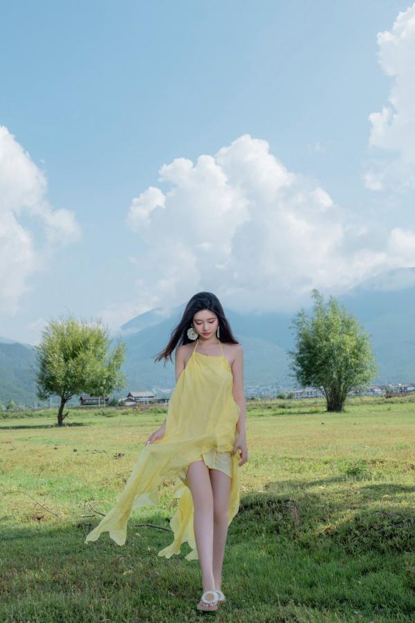 年年Nnian 年年  年年-绿茵 户外树下阳光性感写真 极品女神大尺度写真第3张图片