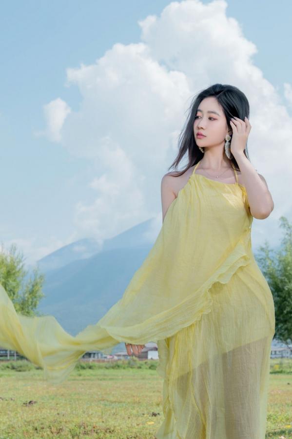 年年Nnian 年年  年年-绿茵 户外树下阳光性感写真 极品女神大尺度写真第4张图片
