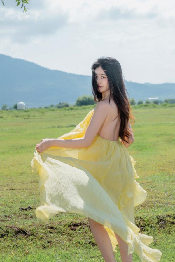 年年Nnian 年年  年年-绿茵 户外树下阳光性感写真 极品女神大尺度写真第5张图片