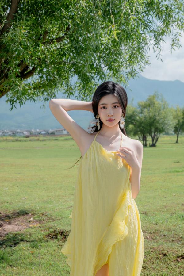 年年Nnian 年年  年年-绿茵 户外树下阳光性感写真 极品女神大尺度写真第6张图片