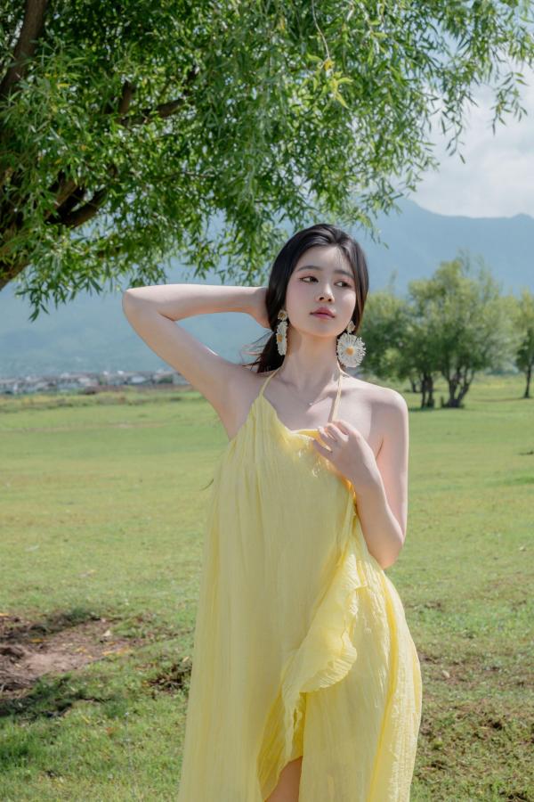 年年Nnian 年年  年年-绿茵 户外树下阳光性感写真 极品女神大尺度写真第7张图片