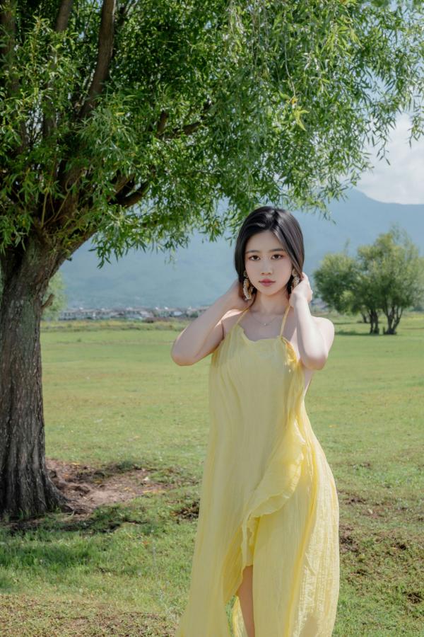 年年Nnian 年年  年年-绿茵 户外树下阳光性感写真 极品女神大尺度写真第8张图片