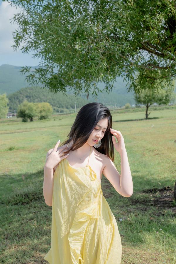 年年Nnian 年年  年年-绿茵 户外树下阳光性感写真 极品女神大尺度写真第9张图片