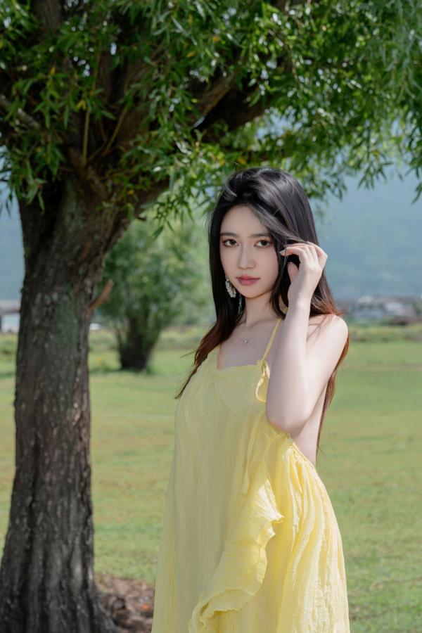 年年Nnian 年年  年年-绿茵 户外树下阳光性感写真 极品女神大尺度写真第10张图片