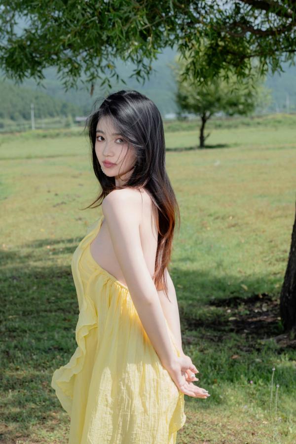 年年Nnian 年年  年年-绿茵 户外树下阳光性感写真 极品女神大尺度写真第11张图片