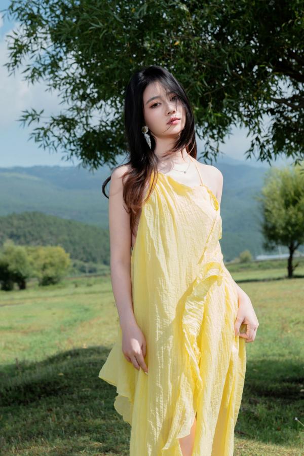 年年Nnian 年年  年年-绿茵 户外树下阳光性感写真 极品女神大尺度写真第12张图片