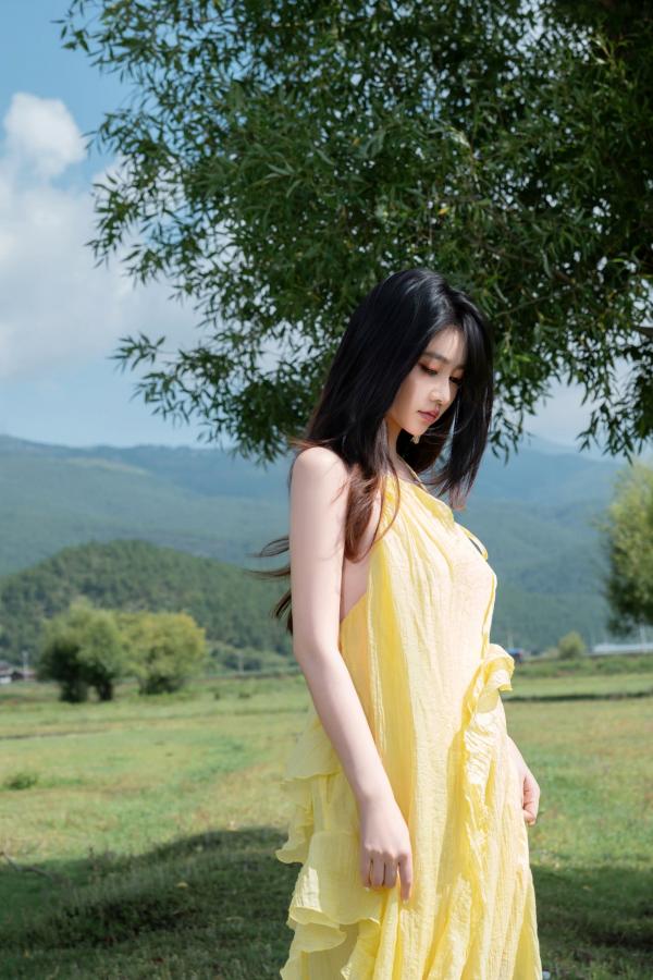 年年Nnian 年年  年年-绿茵 户外树下阳光性感写真 极品女神大尺度写真第13张图片