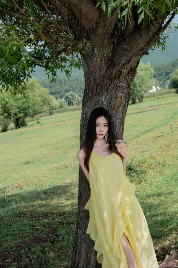 年年Nnian 年年  年年-绿茵 户外树下阳光性感写真 极品女神大尺度写真第14张图片