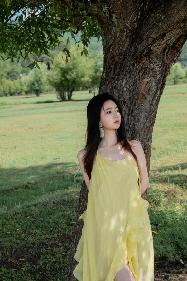 年年Nnian 年年  年年-绿茵 户外树下阳光性感写真 极品女神大尺度写真第15张图片