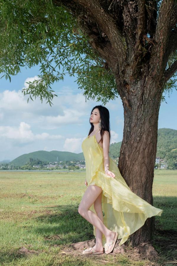 年年Nnian 年年  年年-绿茵 户外树下阳光性感写真 极品女神大尺度写真第16张图片