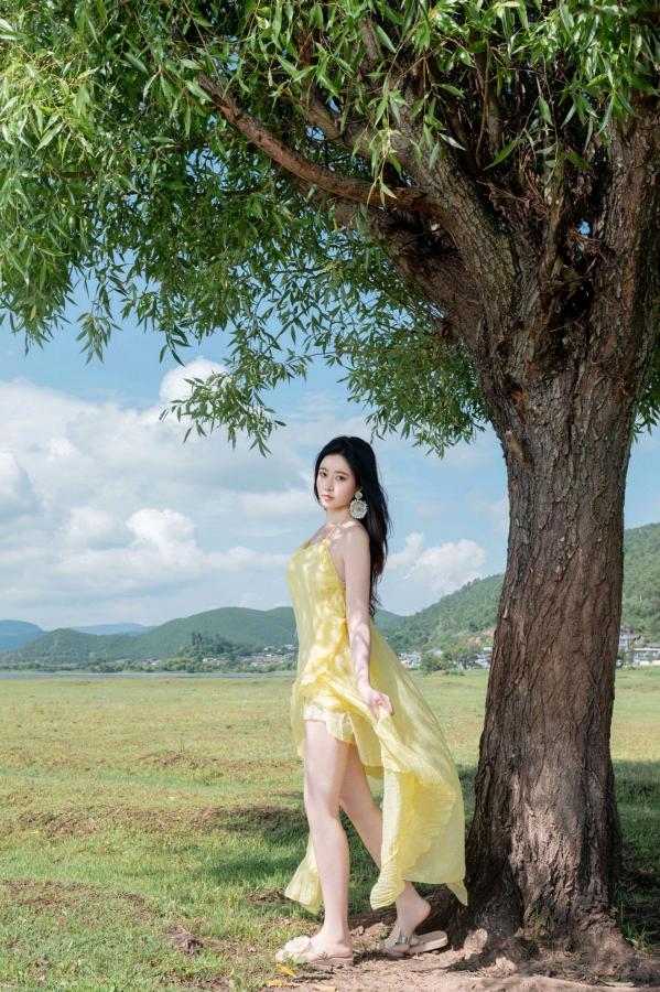 年年Nnian 年年  年年-绿茵 户外树下阳光性感写真 极品女神大尺度写真第19张图片