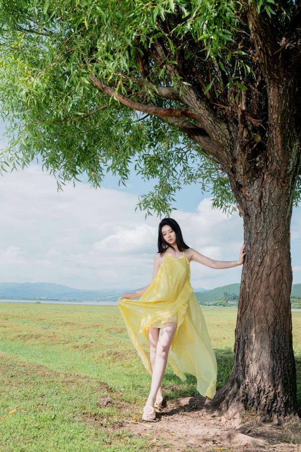 年年Nnian 年年  年年-绿茵 户外树下阳光性感写真 极品女神大尺度写真第20张图片
