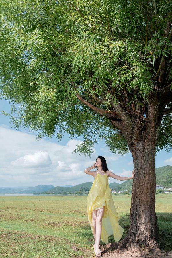 年年Nnian 年年  年年-绿茵 户外树下阳光性感写真 极品女神大尺度写真第22张图片