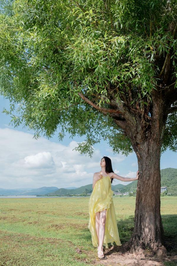 年年Nnian 年年  年年-绿茵 户外树下阳光性感写真 极品女神大尺度写真第23张图片