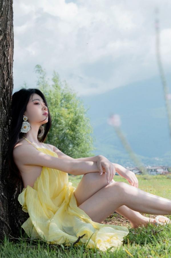 年年Nnian 年年  年年-绿茵 户外树下阳光性感写真 极品女神大尺度写真第25张图片
