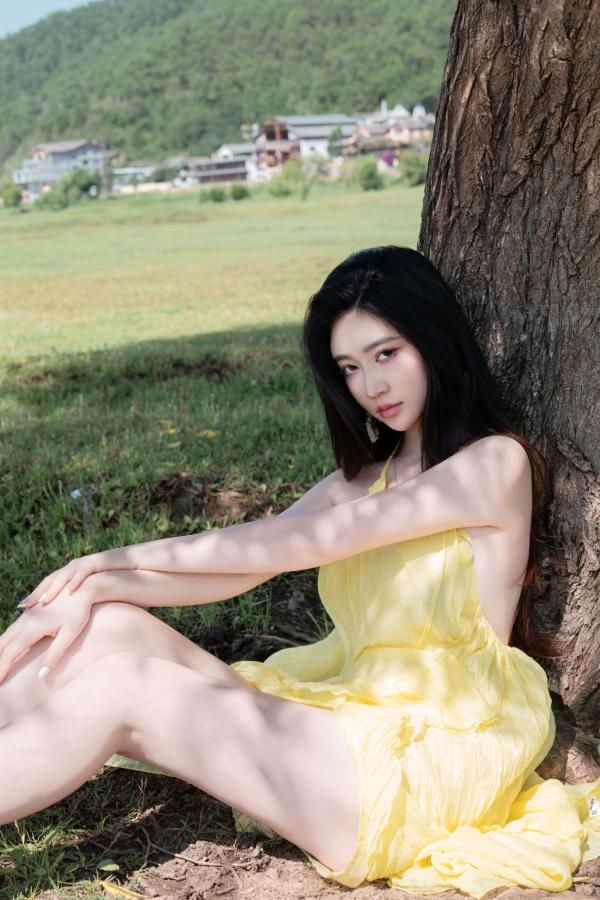 年年Nnian 年年  年年-绿茵 户外树下阳光性感写真 极品女神大尺度写真第26张图片