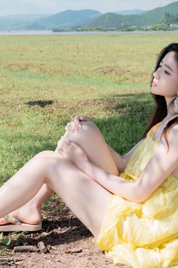 年年Nnian 年年  年年-绿茵 户外树下阳光性感写真 极品女神大尺度写真第28张图片