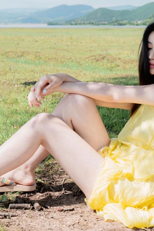 年年Nnian 年年  年年-绿茵 户外树下阳光性感写真 极品女神大尺度写真第29张图片