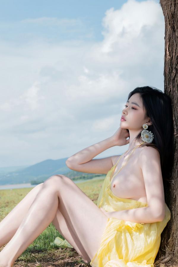 年年Nnian 年年  年年-绿茵 户外树下阳光性感写真 极品女神大尺度写真第31张图片