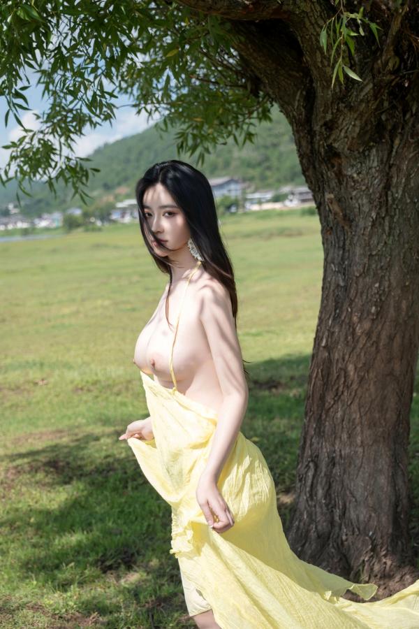 年年Nnian 年年  年年-绿茵 户外树下阳光性感写真 极品女神大尺度写真第57张图片