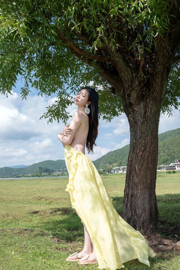 年年Nnian 年年  年年-绿茵 户外树下阳光性感写真 极品女神大尺度写真第59张图片