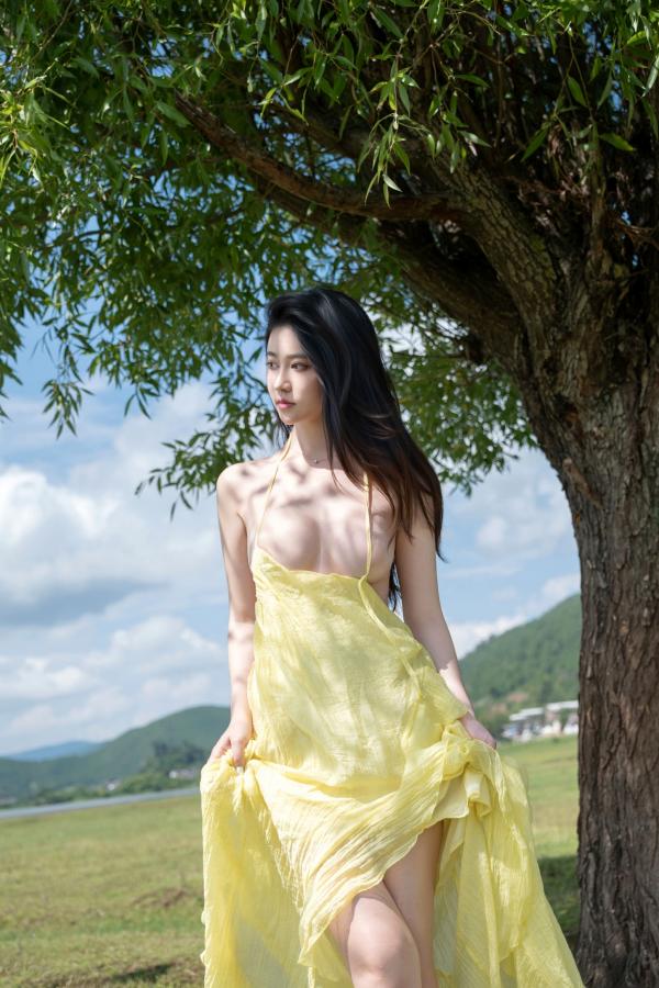 年年Nnian 年年  年年-绿茵 户外树下阳光性感写真 极品女神大尺度写真第62张图片
