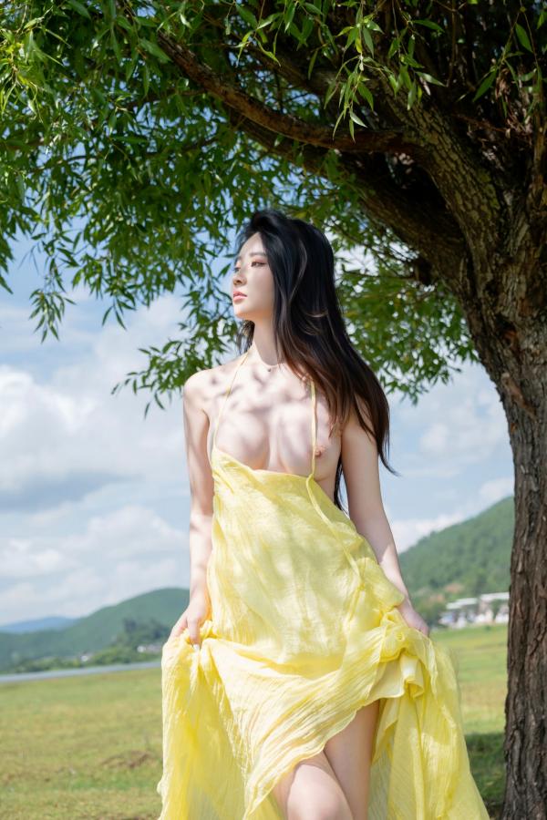 年年Nnian 年年  年年-绿茵 户外树下阳光性感写真 极品女神大尺度写真第63张图片