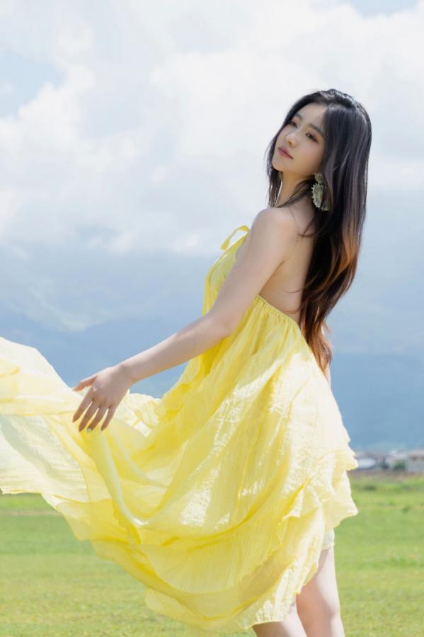 年年Nnian 年年  年年-绿茵 户外树下阳光性感写真 极品女神大尺度写真第69张图片