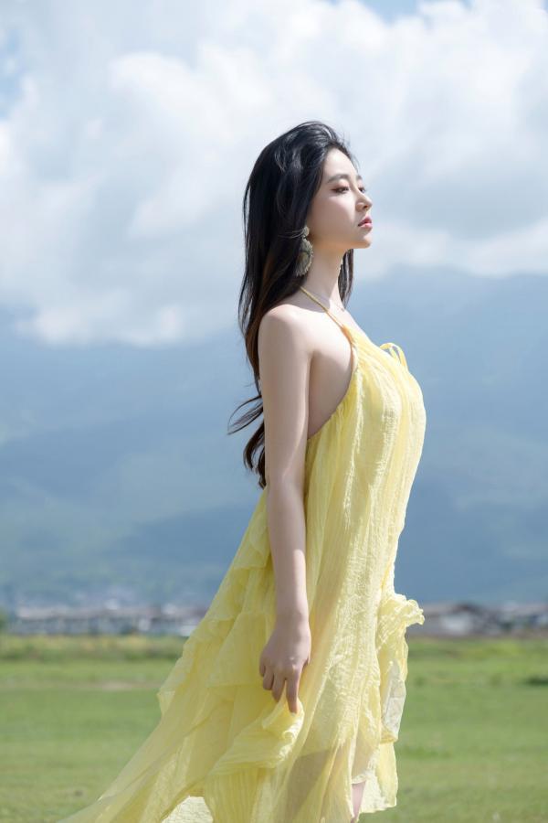 年年Nnian 年年  年年-绿茵 户外树下阳光性感写真 极品女神大尺度写真第71张图片