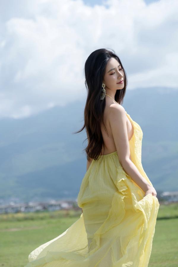 年年Nnian 年年  年年-绿茵 户外树下阳光性感写真 极品女神大尺度写真第72张图片