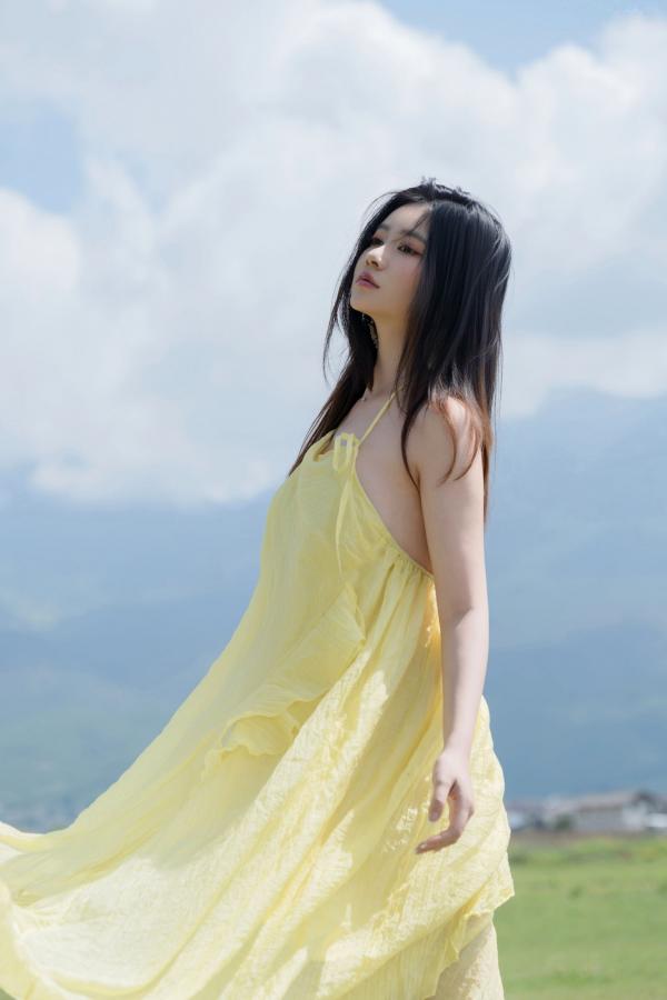 年年Nnian 年年  年年-绿茵 户外树下阳光性感写真 极品女神大尺度写真第73张图片