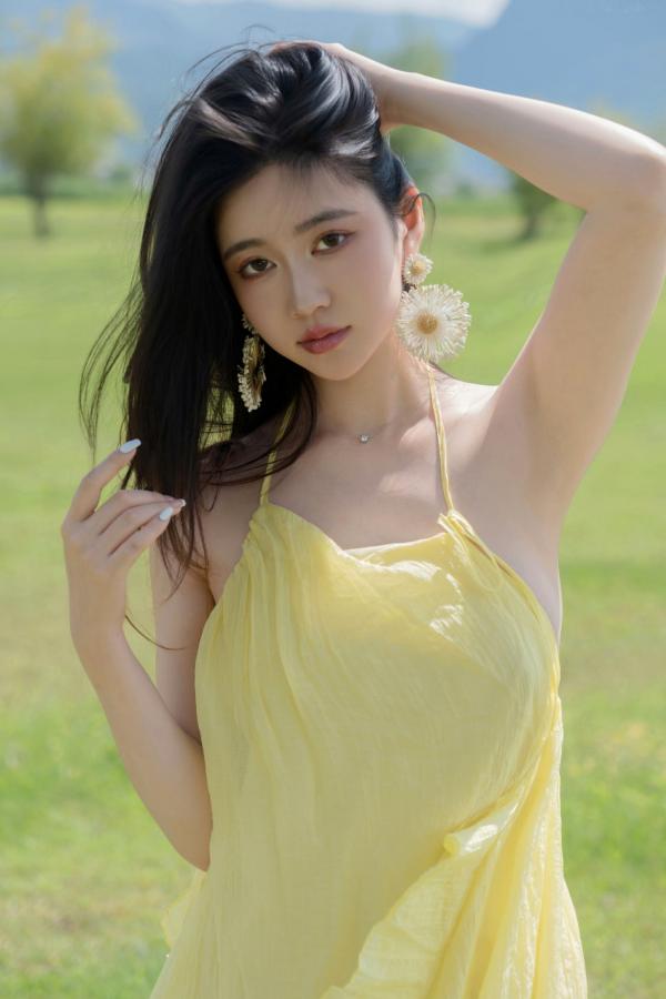 年年Nnian 年年  年年-绿茵 户外树下阳光性感写真 极品女神大尺度写真第76张图片