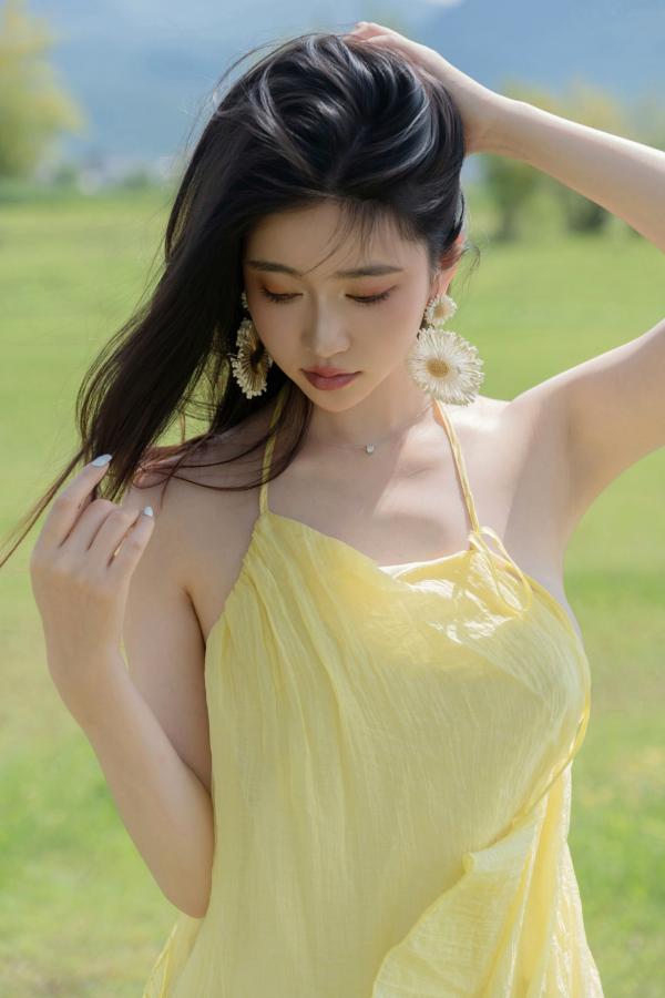 年年Nnian 年年  年年-绿茵 户外树下阳光性感写真 极品女神大尺度写真第77张图片