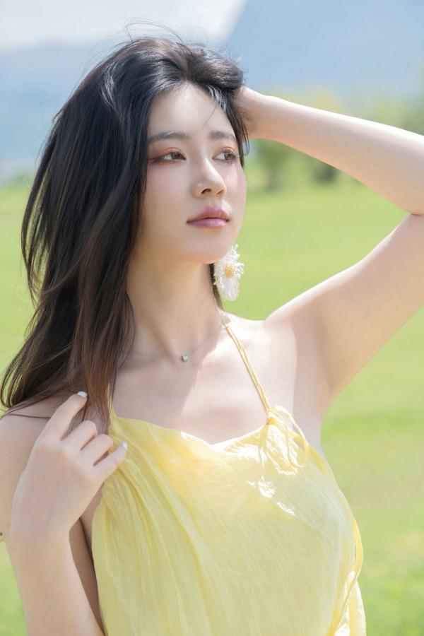 年年Nnian 年年  年年-绿茵 户外树下阳光性感写真 极品女神大尺度写真第79张图片