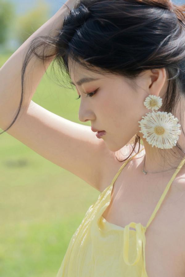 年年Nnian 年年  年年-绿茵 户外树下阳光性感写真 极品女神大尺度写真第80张图片