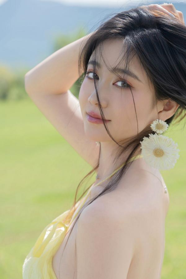 年年Nnian 年年  年年-绿茵 户外树下阳光性感写真 极品女神大尺度写真第82张图片
