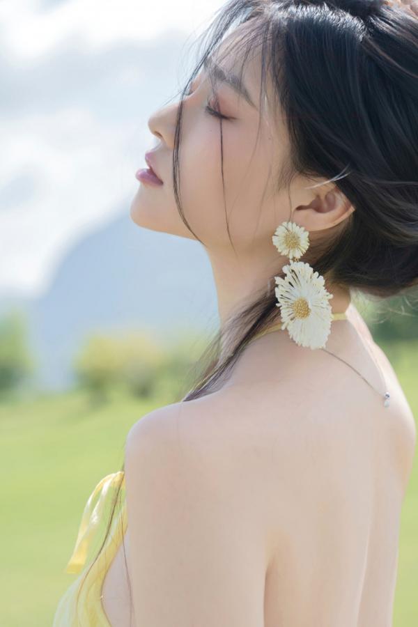 年年Nnian 年年  年年-绿茵 户外树下阳光性感写真 极品女神大尺度写真第83张图片