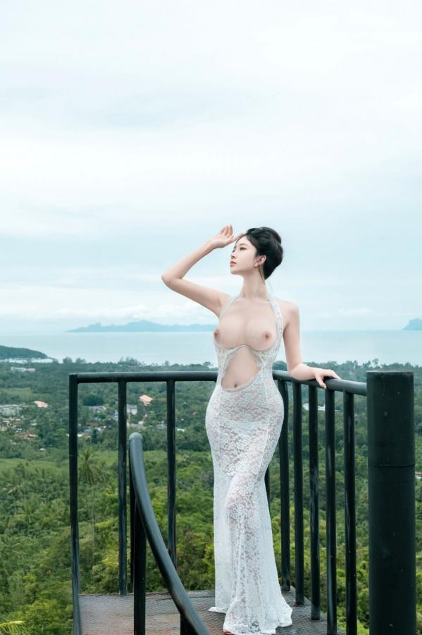 年年Nnian 年年  《年年-White》高空泳池白色蕾丝透视长裙性感写真第21张图片