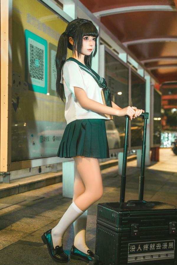 蠢沫沫  《蠢沫沫-蠢沫沫奇遇记-2》水手服双马尾夜景车载写真 萌系美腿少女制服诱惑第1张图片